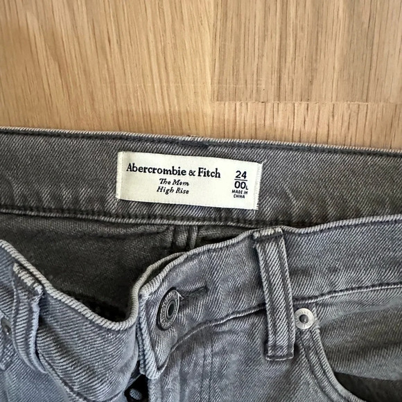 Abercrombie Gray Straight Leg Jeans with Vintage-Inspired Look - Picture 3 of 4